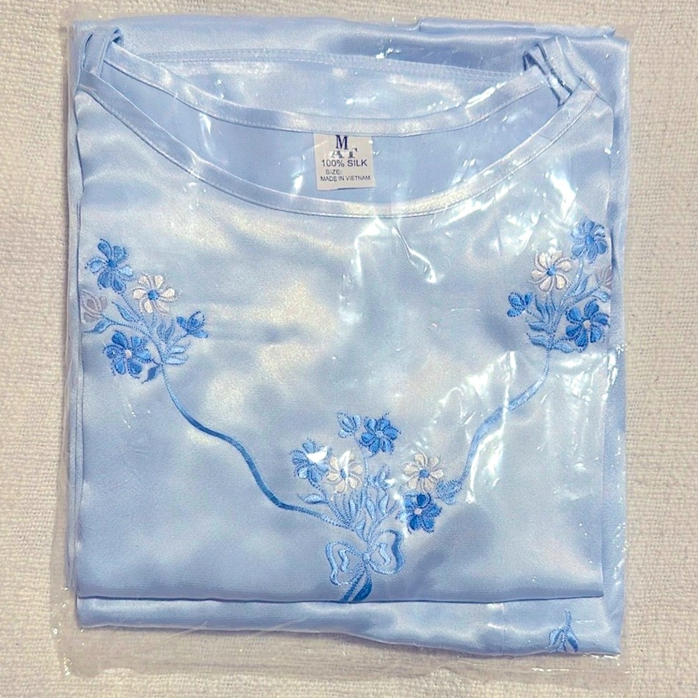 Satin/Silk Nightgown and Robe Set | M - Picture 3 of 16